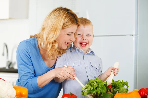 Felicidade juntos na cozinha — Fotografia de Stock