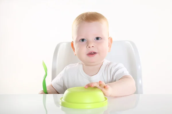 Enfant est assis à la table — Photo