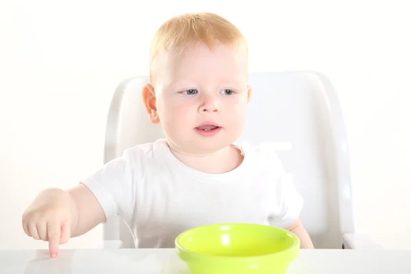 Kind zit aan de tafel — Stockfoto