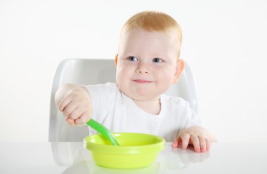 Çocuk masada oturuyor