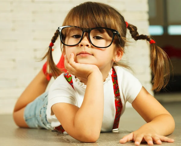 Przedszkolak dziewczyna na podłodze — Zdjęcie stockowe