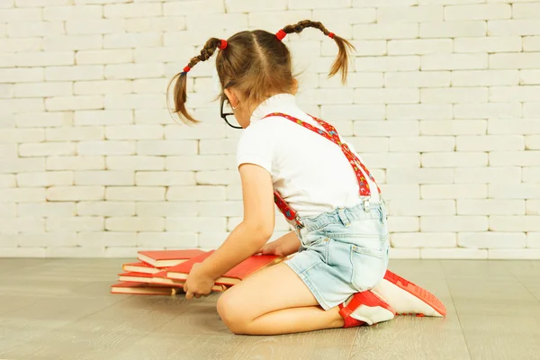 Menina pré-escolar com livros — Fotografia de Stock