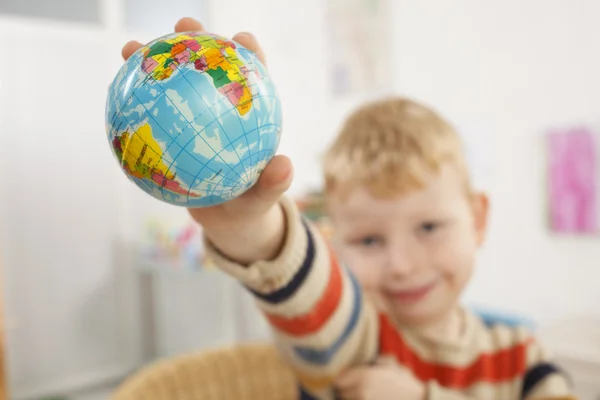 Preschooler and Earth — Stock Photo, Image