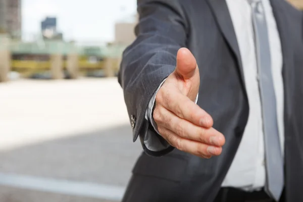 Zakenman aanbieden voor handdruk — Stockfoto