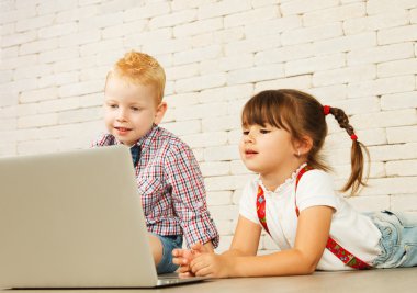 Preschoolers with laptop