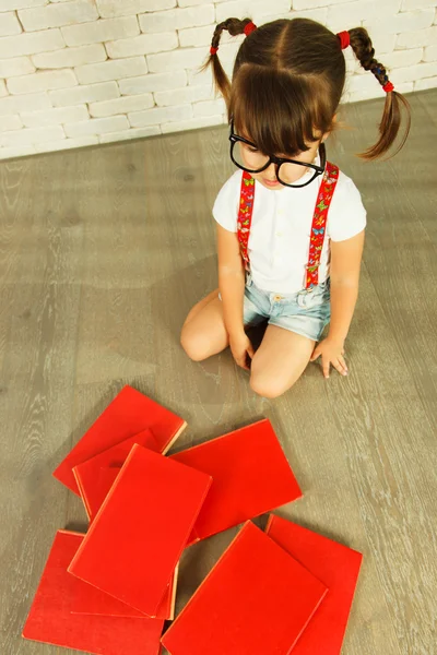 Przedszkolak dziewczyna z książek — Zdjęcie stockowe