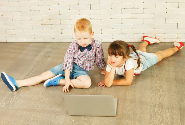 Preschoolers with laptop — Zdjęcie stockowe