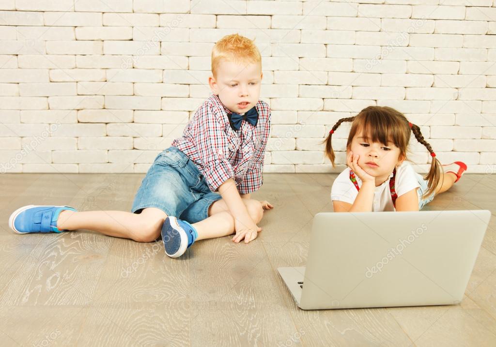 Preschoolers with laptop