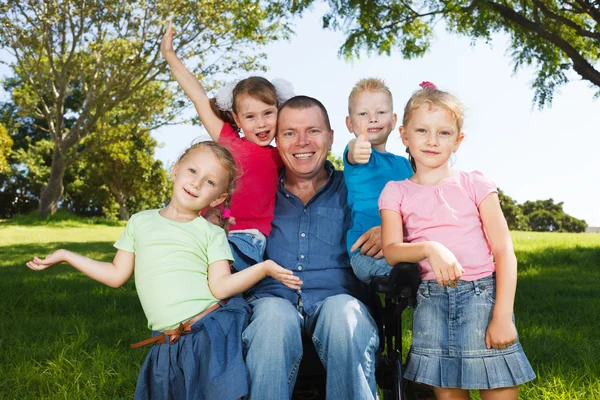 Handicap vader spelen met kinderen — Stockfoto