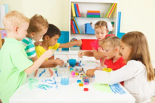 Vorschulkinder malen — Stockfoto