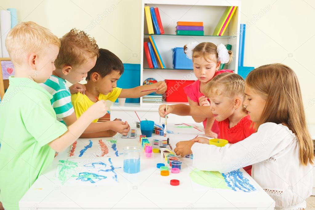 Preschoolers painting 