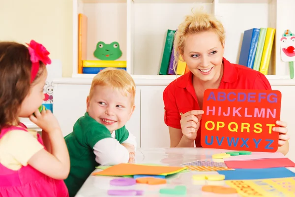 Pre-school children in the classroom with the teacher — Stock Photo, Image