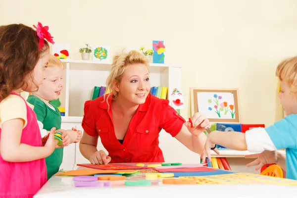 Peuters in de klas met de leraar — Stockfoto