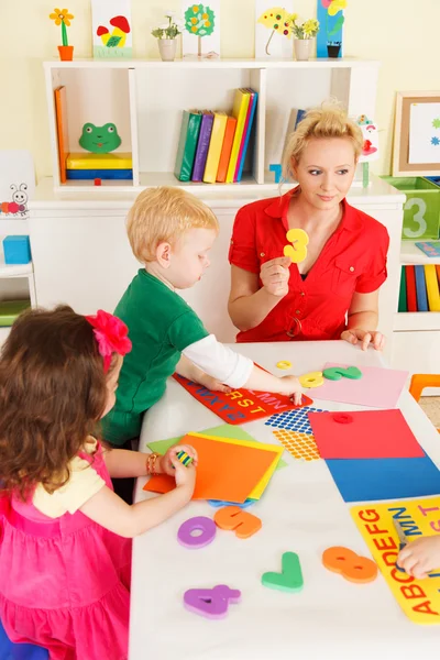 Preschoolers in the classroom with the teacher — Stock Photo, Image
