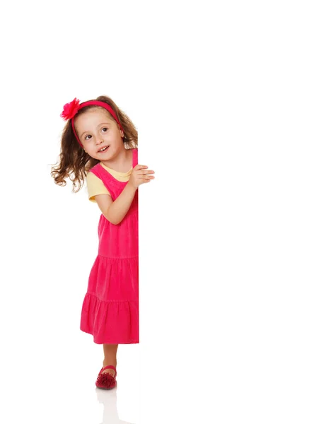 Niña sosteniendo un cartel en blanco —  Fotos de Stock