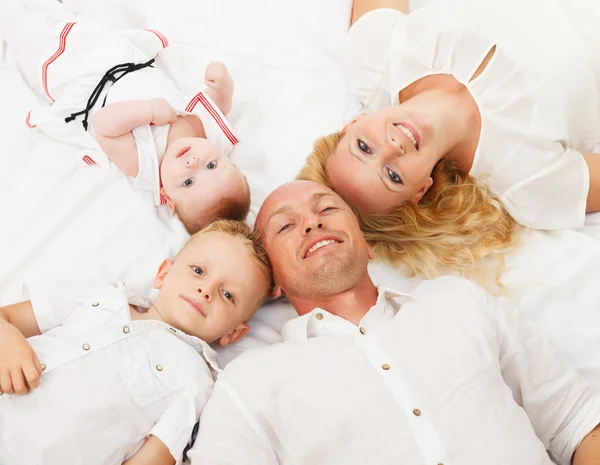 Família feliz no chão — Fotografia de Stock