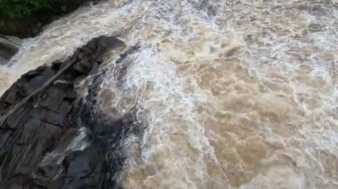 Nehirdeki en güçlü su akıntısı doğanın elementlerinin hem güzel hem de korkutucu bir görüntüsüdür. Taşların üzerine muazzam bir güç akıntısı düştü..