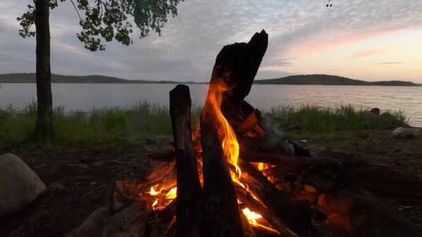 Fogueira Noite Contra Pano Fundo Lago Montanhas Belo Pôr Sol — Vídeo de Stock