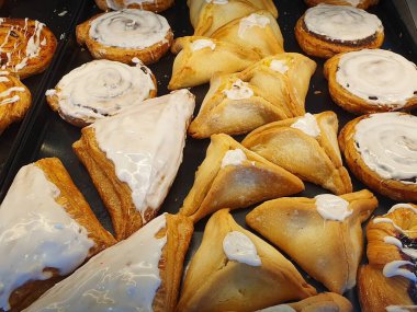 Klimada harika hamur işleri var. Lezzetli ve lezzetli çörekler pişmiş ve yenmeye hazır..