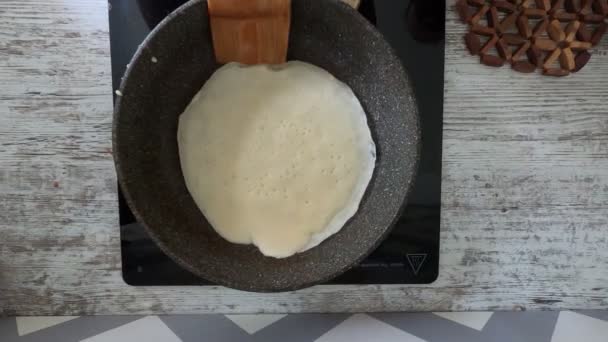 用平底锅煮煎饼 薄饼轻轻一动 就在溜冰场上翻了个身 — 图库视频影像