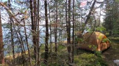 Göl kenarındaki ormanda çadır kampı. Çadır tam kıyıda. Uçurumdan harika bir manzara açılıyor..