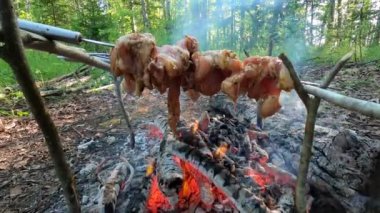 Sulu et ateşte pişirilir. Yemek ormana yapılan yürüyüş sırasında temiz havada hazırlanır..