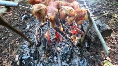 Sulu et ateşte pişirilir. Yemek ormana yapılan yürüyüş sırasında temiz havada hazırlanır..