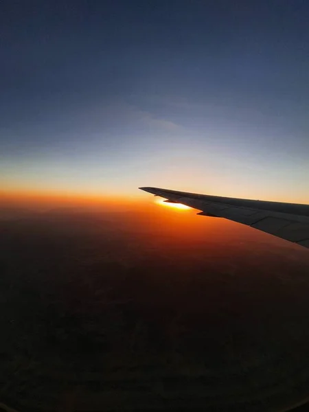 Vista Del Cielo Ala Con Iluminador Aeronave Hermosa Puesta Sol —  Fotos de Stock