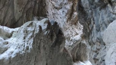 Gri taşları olan güzel bir kanyon. Aktif bir tatil için harika ve harika bir yer..