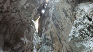 Doğanın görkemli bir eseri, kayalıklarda bir kanyon. Aktif bir tatil için harika ve harika bir yer..