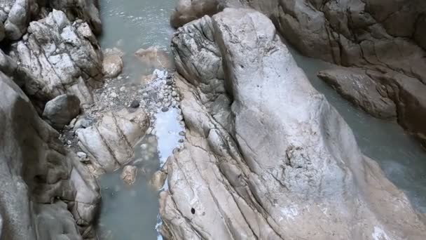 Pędzący Strumień Błotnistej Wody Rzecznej Woda Jest Nasycona Użytecznymi Minerałami — Wideo stockowe
