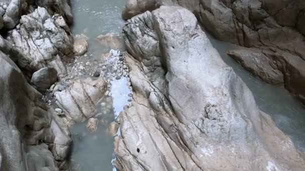 Torrente Impetuoso Acqua Fiume Fangosa Acqua Satura Minerali Elementi Utili — Video Stock