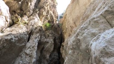 Dağların arasındaki Büyük Kanyon. Güneşli bir günde gökyüzü ve kanyonun tepesi harika görünüyor..
