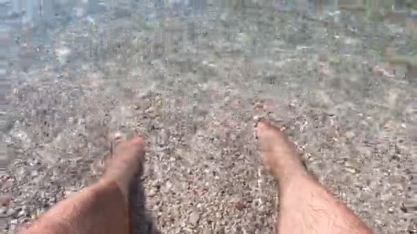 Bacaklar Denizin Kayalık Dibini Boylar Ayaklar Berrak Şeffaf Denizin Kıyılarında — Stok video