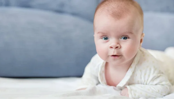 Lindo Bebé Está Acostado Cama Sonriendo Pequeño Niño Divertido Meses — Foto de Stock