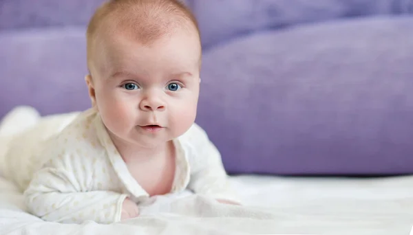 Lindo Bebé Está Acostado Cama Sonriendo Pequeño Niño Divertido Meses — Foto de Stock