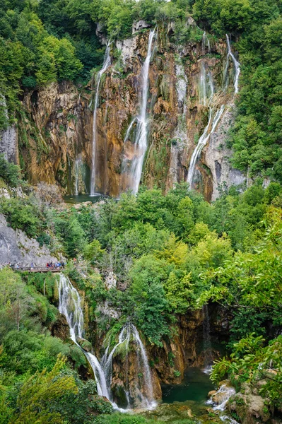 Vattenfall i Plitvicesjöarnas nationalpark, Kroatien — Stockfoto