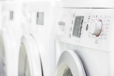 çamaşır mashines aletleri mağazasının içinde
