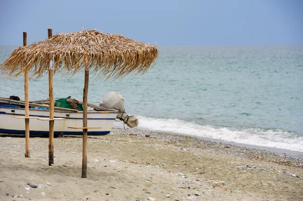 Guarda-chuvas de cana na praia — Fotografia de Stock