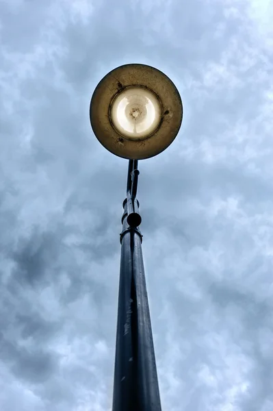 Luz de rua no céu mal-humorado — Fotografia de Stock
