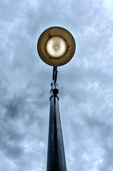 Réverbère sur ciel maussade — Photo