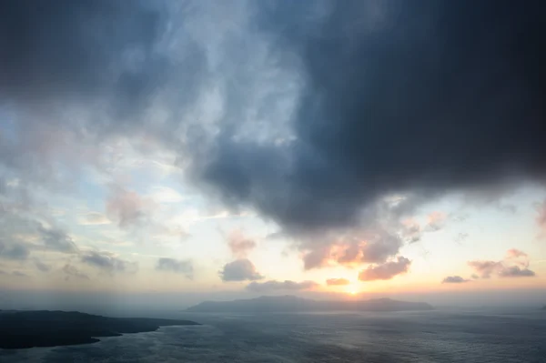 Dramatyczny zachód słońca nad morzem kaldery Santorini — Zdjęcie stockowe