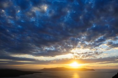 Santorini caldera deniz üzerinde dramatik günbatımı