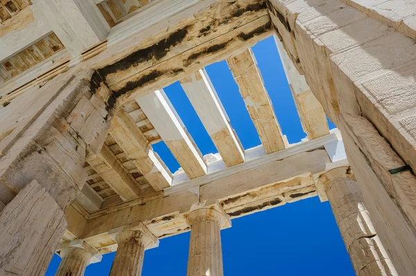 Parthenon sütunların gökyüzü arka plan — Stok fotoğraf