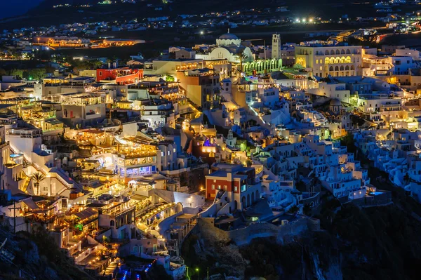 Cubiertas y patios de lujo Fira por la noche — Foto de Stock