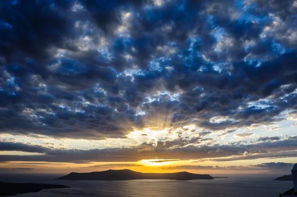 Santorini caldera deniz üzerinde dramatik günbatımı