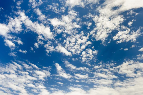 Spindrift Wolken am Himmel Hintergrund — Stockfoto