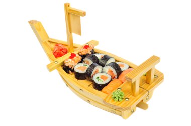 Gemi üzerinde rulo suşi kümesi plaka şeklinde