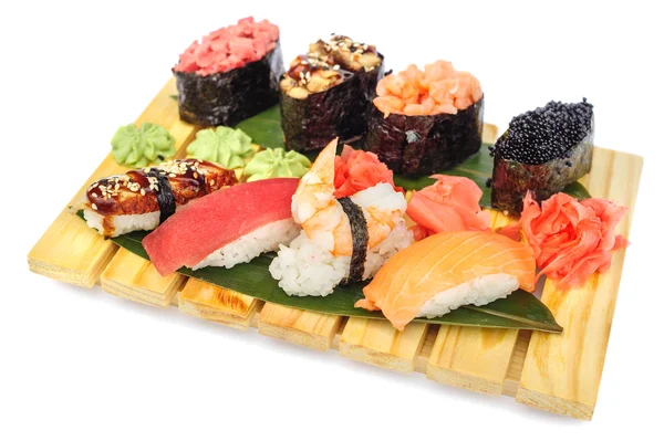 Conjunto de rollos de sushi en tablero de bambú — Foto de Stock