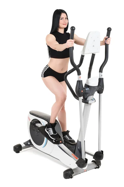 Ung kvinna gör övningar på elliptiska crosstrainer — Stockfoto